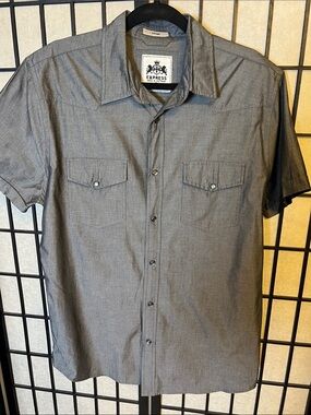 Express Men’s Fitted Short Sleeve Button-Down Shirt in Charcoal Gray